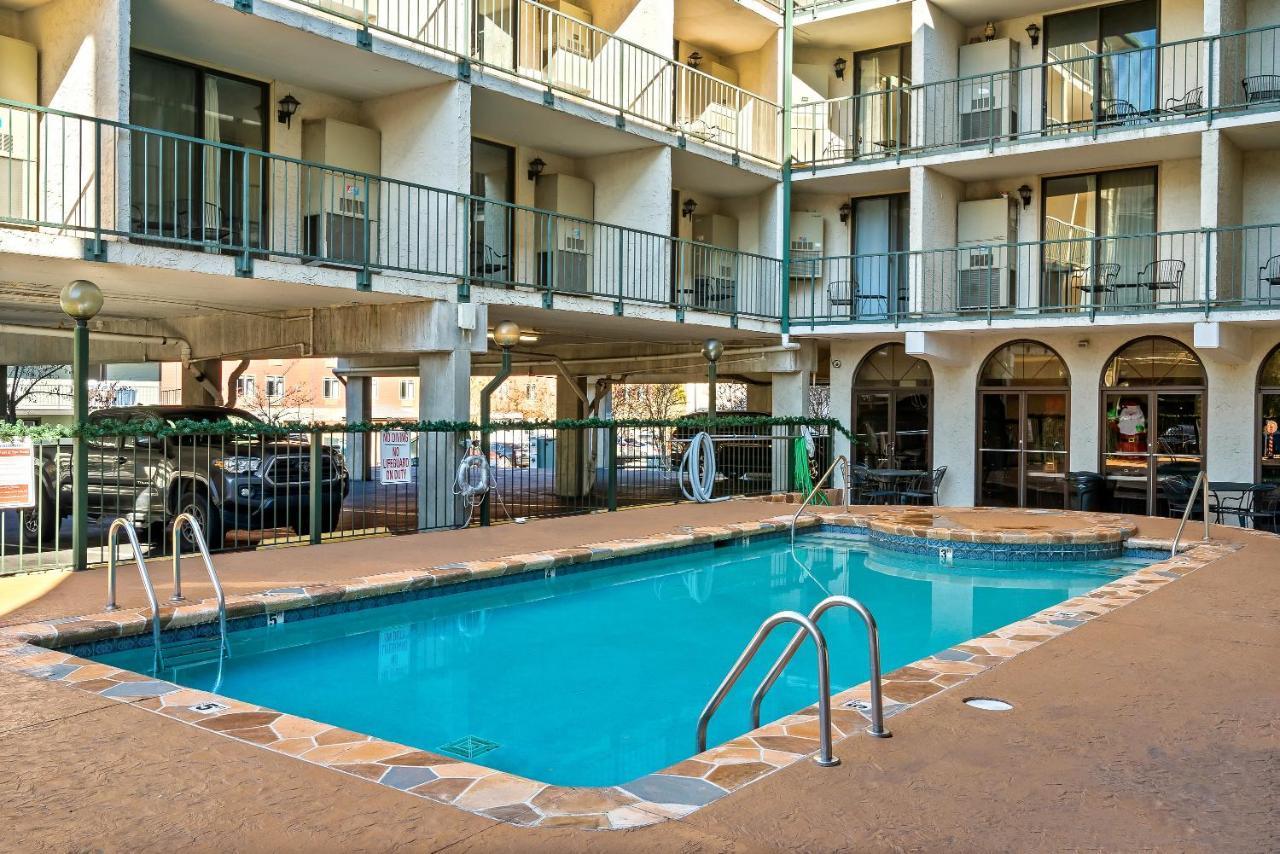 Lovely Condo W/ Indoor Pool *Only Steps To Parkway ガトリンバーグ エクステリア 写真